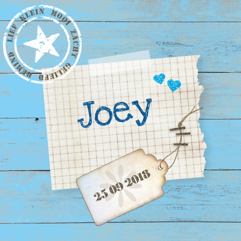 Stoer geboortekaartje Joey met vintage etiket op blauw steigerhout