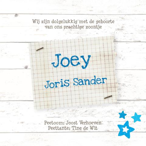 Stoer geboortekaartje Joey met vintage etiket op blauw steigerhout