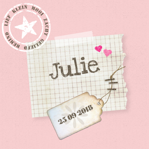 Stoer geboortekaartje met vintage etiket op roze sloophout