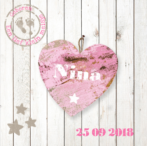 Stoer geboortekaartje met geverfd roze vintage hart en stempels op steigerhout