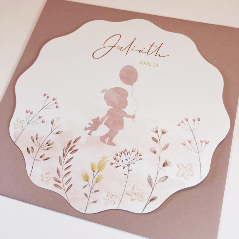 Lief geboortekaartje bloem-vorm stanskaart met waterverf bloemetjes en silhouet dochtertje van JilleJille.nl