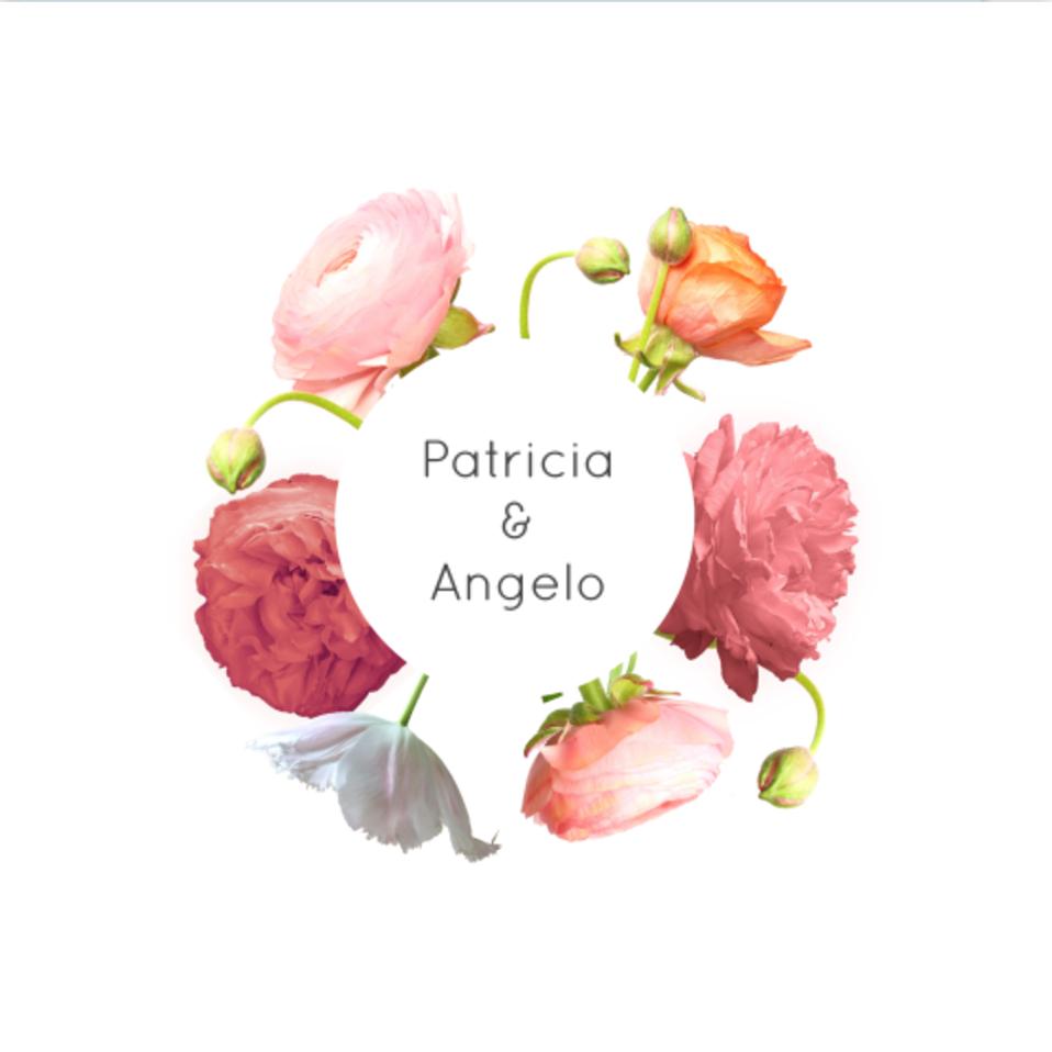 Mooie stijlvolle trouwkaart met bloemen, roze en oranje ranonkels op witte achtegrond