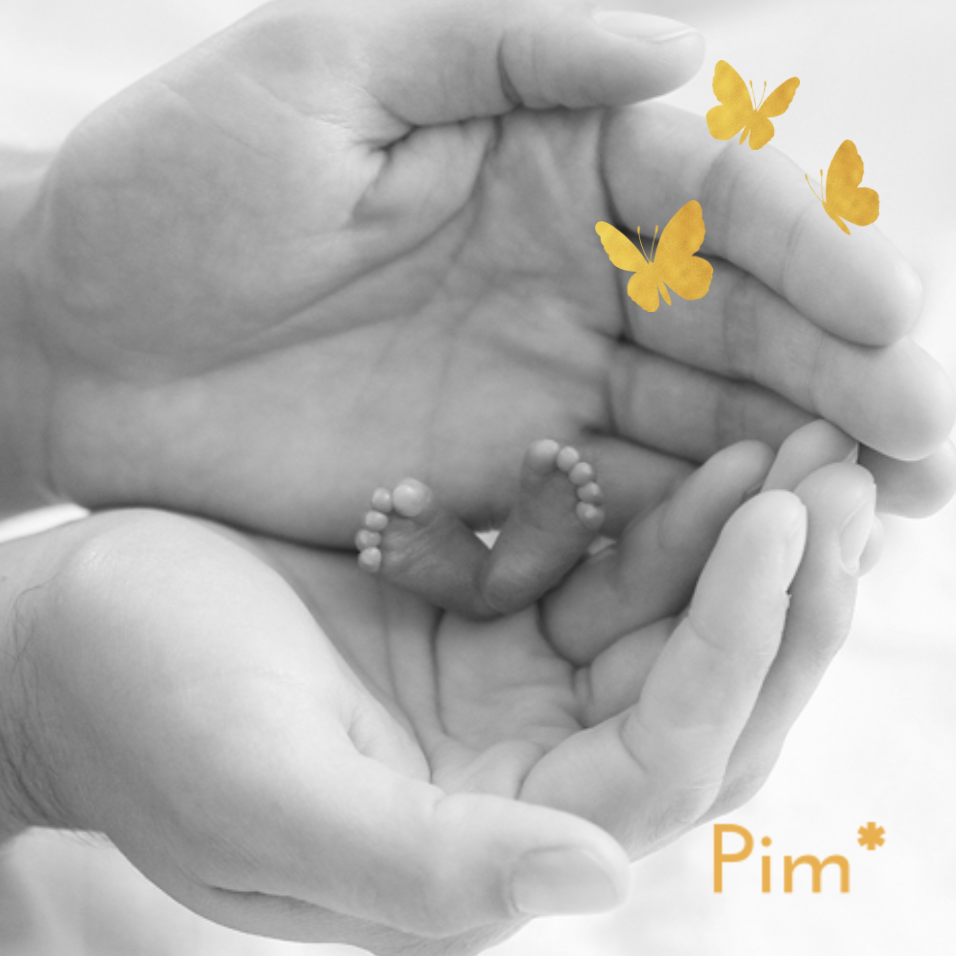 Lief foto rouwkaartje voor baby met goudkleurige vlindertjes en foto
